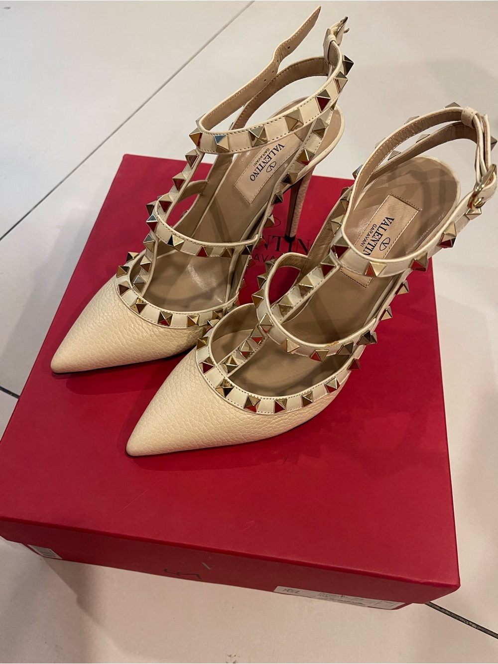 valentino garavani rockstud heels cream